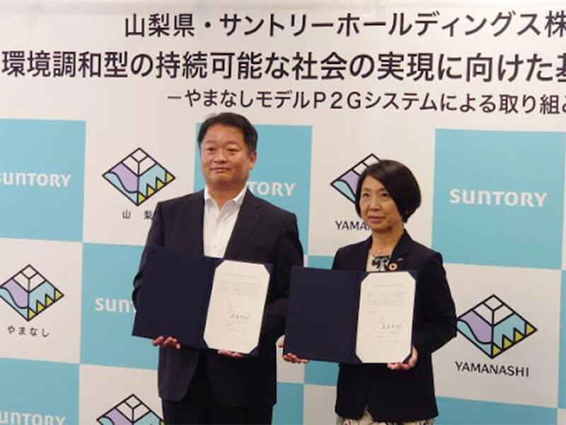 Governor Kotaro Nagasaki (Yamanashi Prefecture) and then-Managing Executive Officer Makiko Ono (Suntory Holdings) (2022)